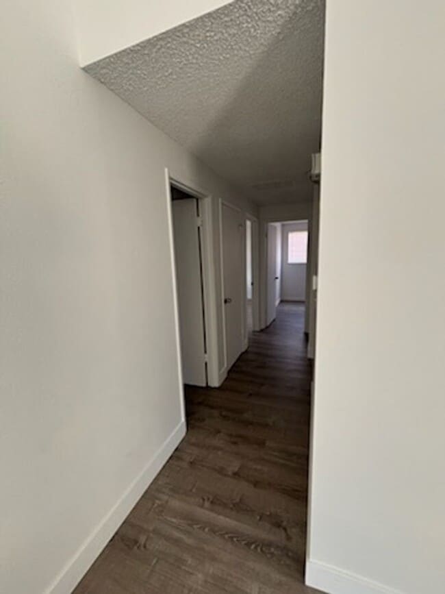 Building Photo - 3 bedroom 1 bath single level duplex