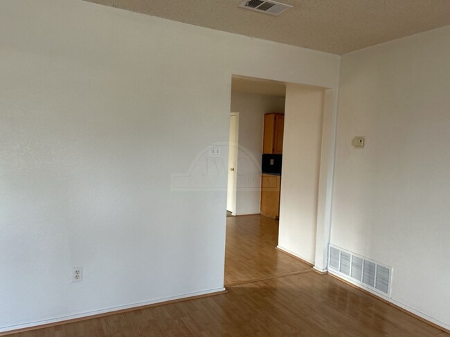 Building Photo - **2 WEEK FREE RENT***3103 Thoroughbred, Ki...