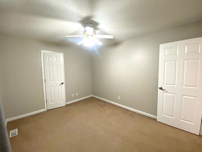 Building Photo - 2719 Knob Ct