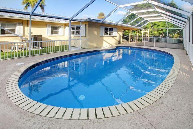 Building Photo - 120 Park Ln E