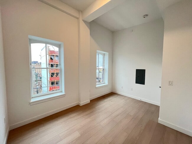 Building Photo - 141 Christopher Columbus Dr