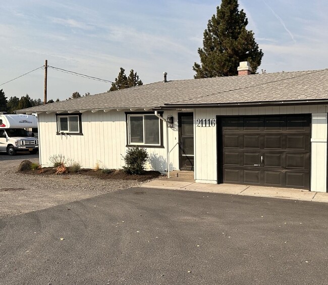 Building Photo - Charming Duplex in Desirable Neighborhood