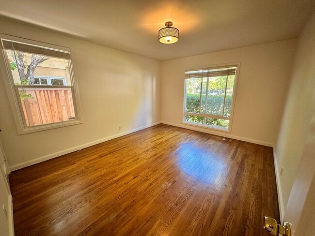 Building Photo - Charming 2 Bed 1.5 Bath in Redwood City!