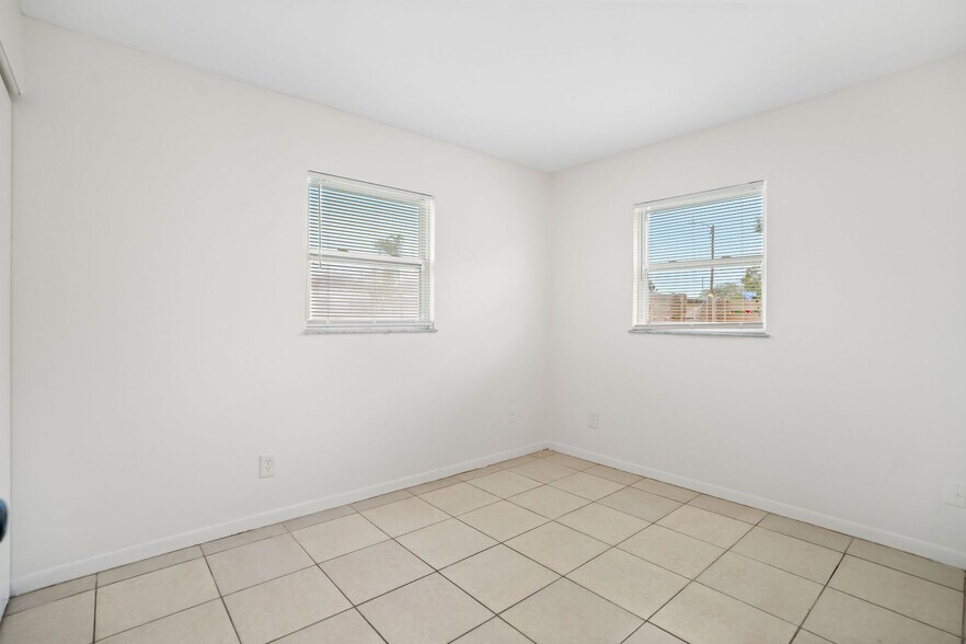 Building Photo - 1285 S Betty Ln