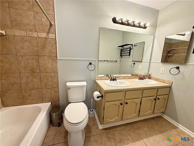 Building Photo - 705 Woodcrest Cir