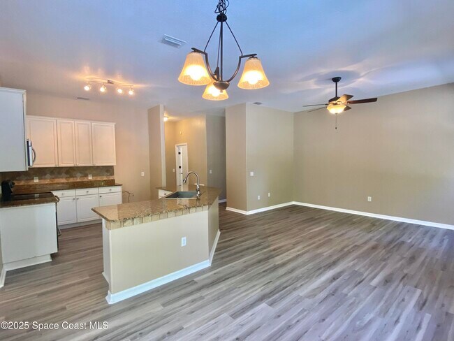 Building Photo - 765 Conestee Dr