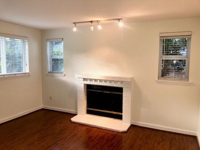 Building Photo - 2Bd/2Ba Kenmore Condo