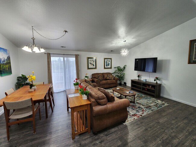 Building Photo - Fully Furnished House in Eureka