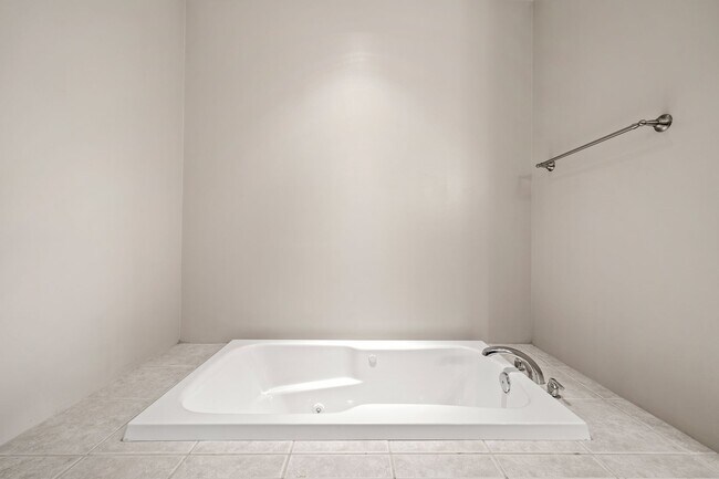 Building Photo - Spacious, Beautiful East Asheville Home