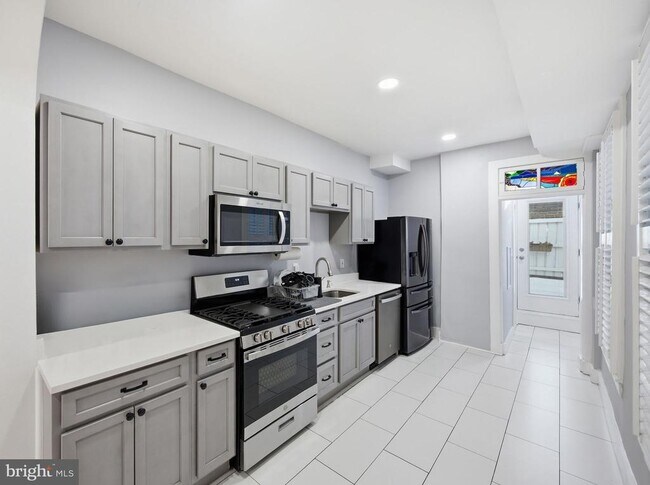 Building Photo - 1015 Riverside Ave