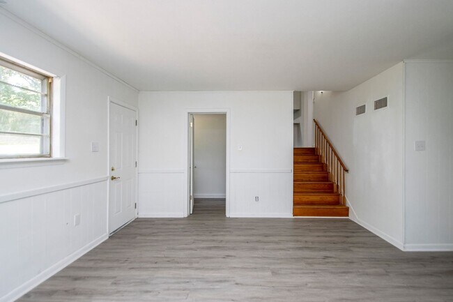 Building Photo - Welcome to a beautifully maintained 4-bedroom, 2-bathroom home located in the highly sought-after...