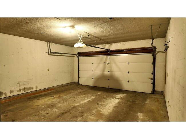 Building Photo - 15229 Buchanan Ct