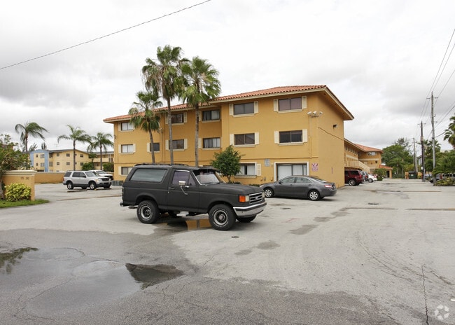 Building Photo - Royal Palm
