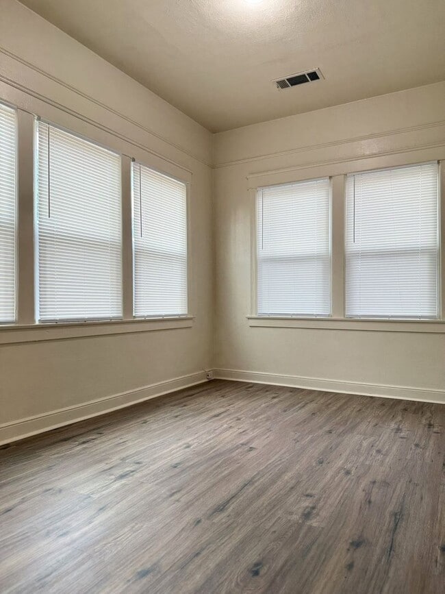 Building Photo - Endearing 3/1 Available!