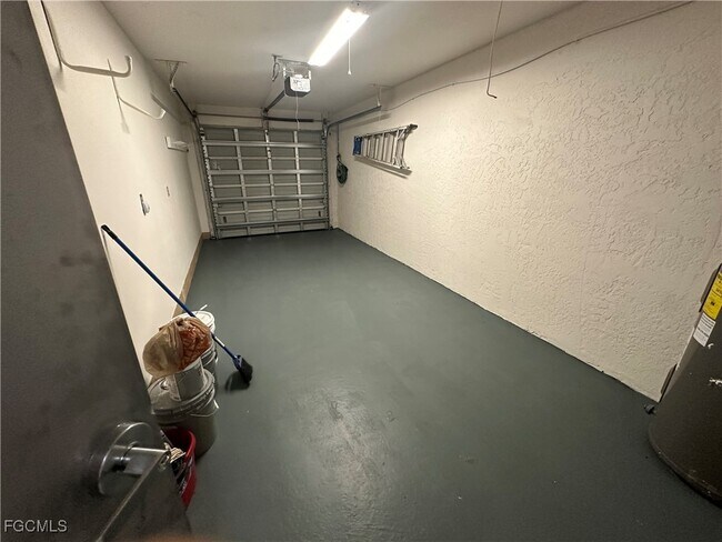 Building Photo - 518 SE 6th Pl