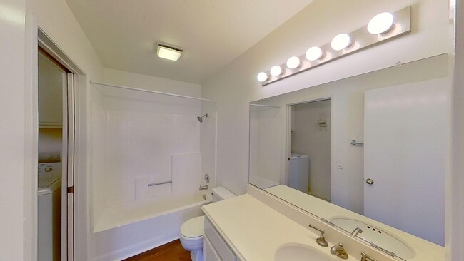 Building Photo - Wonderful 2 Bedroom 2 Bathroom Condo in a ...