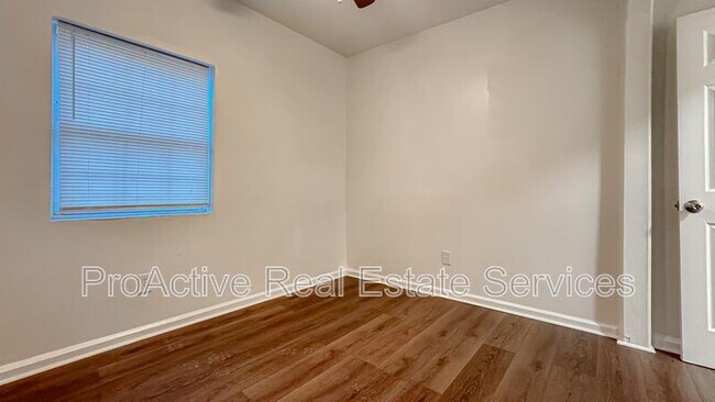 Building Photo - 3027 Peronne Ave