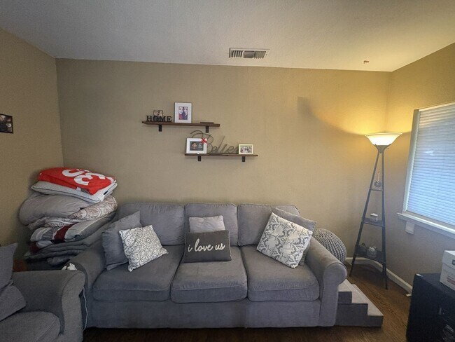 Building Photo - Cozy 2 Bedroom Near Downtown! – Available now for rent! CALL US TODAY!