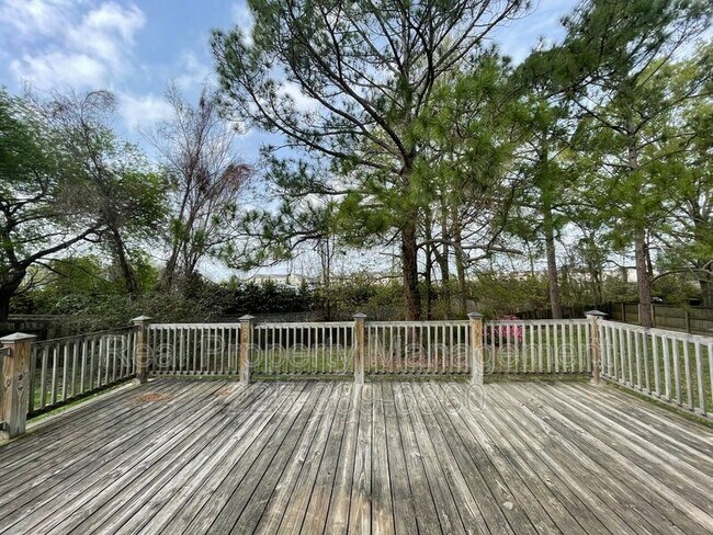 Building Photo - 9766 Kinglet Dr