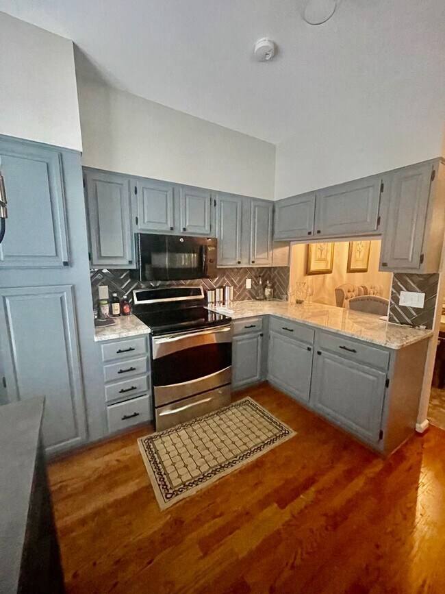 Building Photo - Welcome to this stunning 3-bedroom, 2-bath...