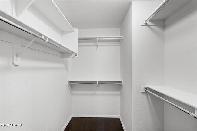 Building Photo - 2039 E Saddlebrook Rd