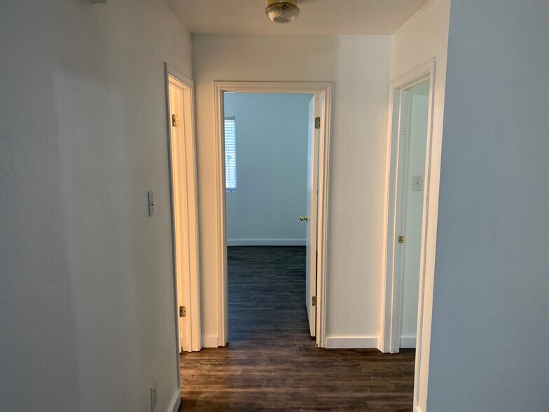 Building Photo - 1050 Brutus Dr