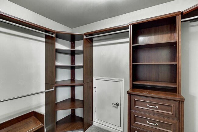 Building Photo - 4537 Grandview Pkwy