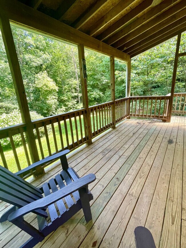 Building Photo - 3 Bed, 2.5 Bath Home For Rent in Fairview