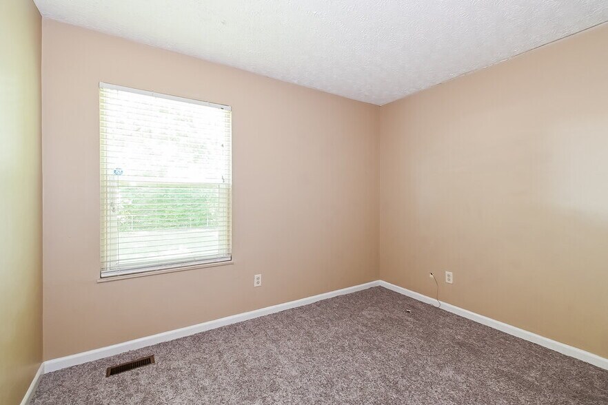 Building Photo - 5761 Pilgrim Dr