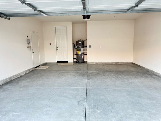 Building Photo - Newly built 5 + 3 With Solar! $4000/Month