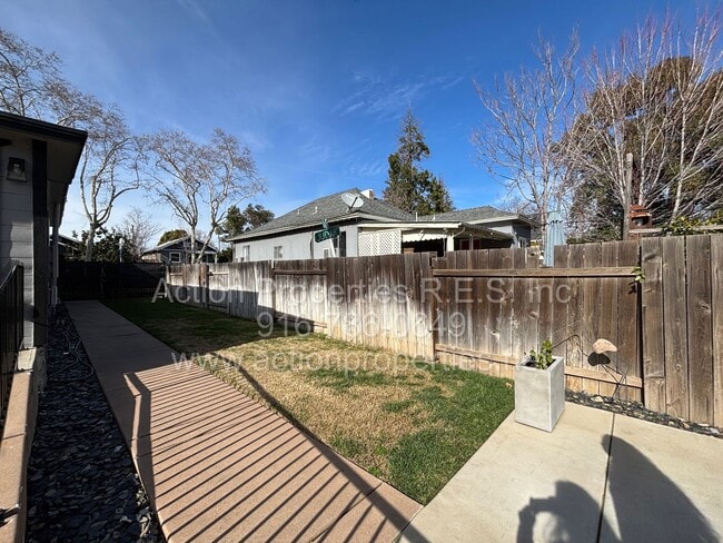 Building Photo - Downtown Roseville - 2 Bed, 1 Bath - Single Level Bungalow - Landscaping, Internet, and Utilities...