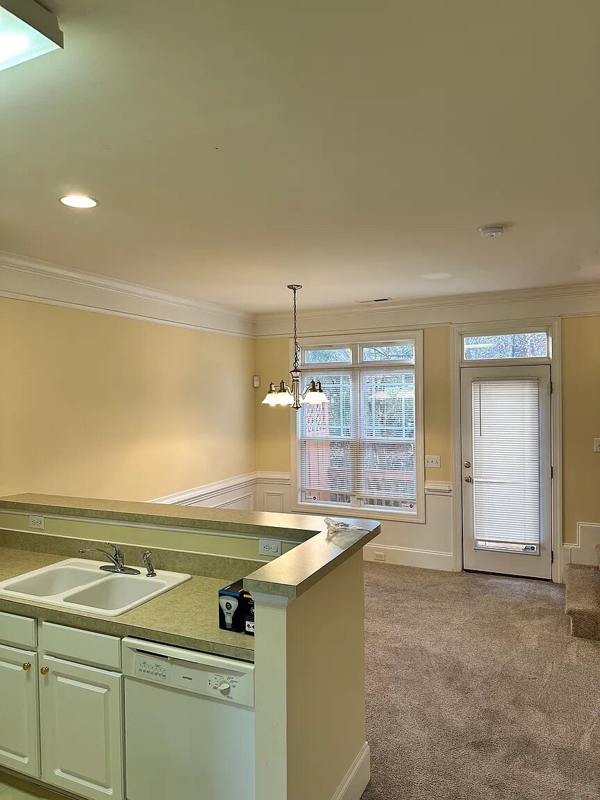 Building Photo - Room in Townhome on Windermere Dr