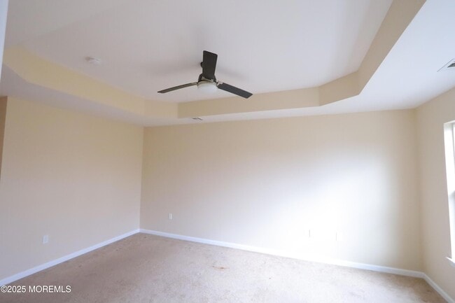 Building Photo - 100 Pine St