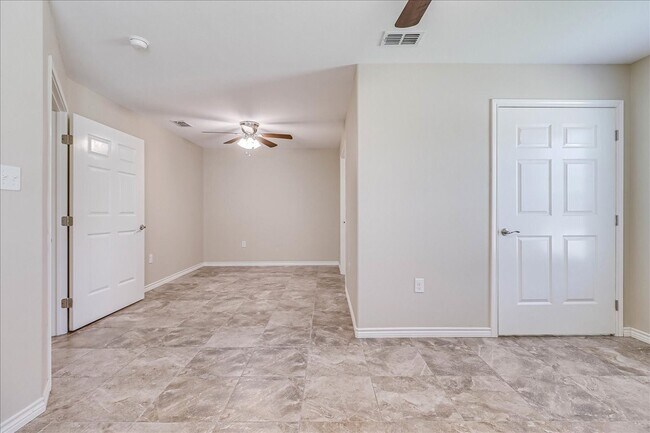Building Photo - 2111 E Lott Ave