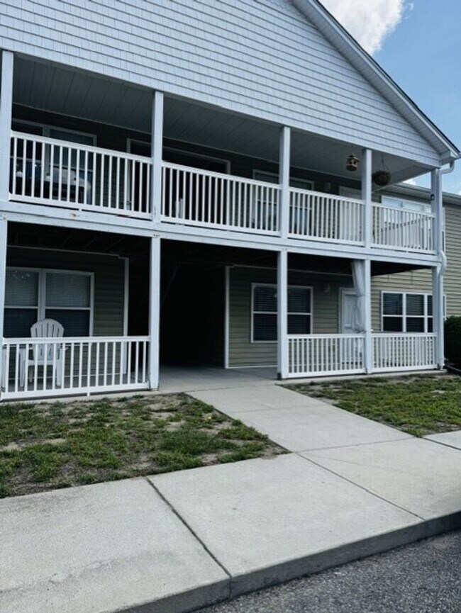 Building Photo - 2 bedroom 2 bath condo located close to beaches, shopping and restaurants