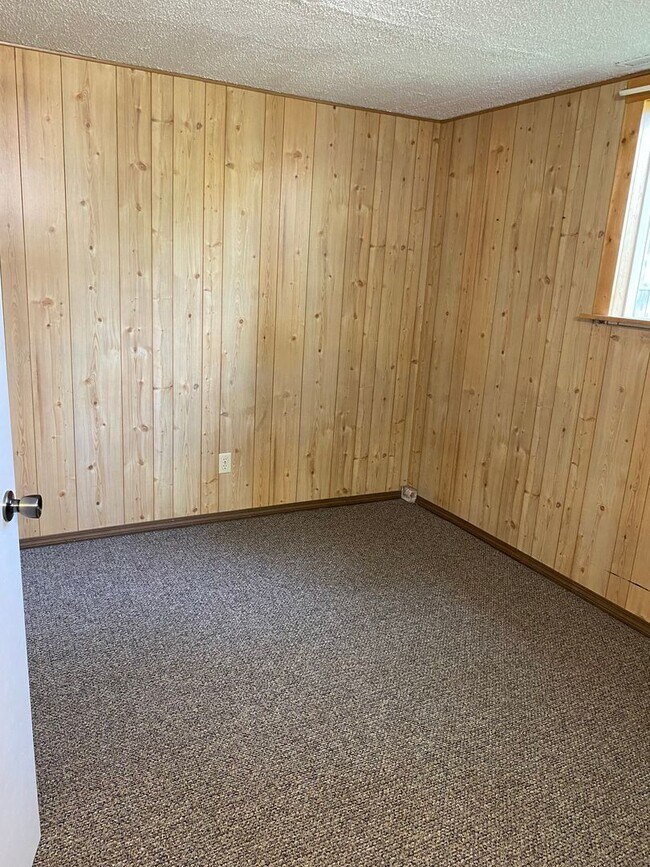 Building Photo - 2 BEDROOM LAKE HOUSE!