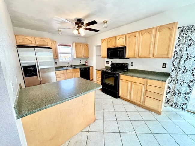 Building Photo - FREE RENT UNTIL OCTOBER 15TH