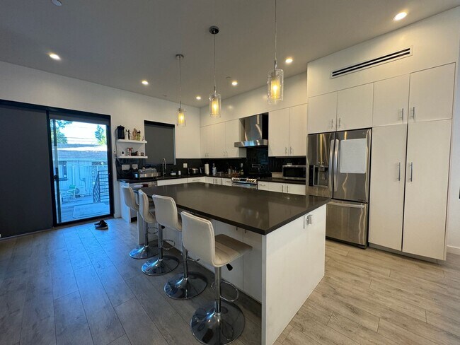 Building Photo - Five Bedroom/Four Bathroom Luxury House in Koreatown