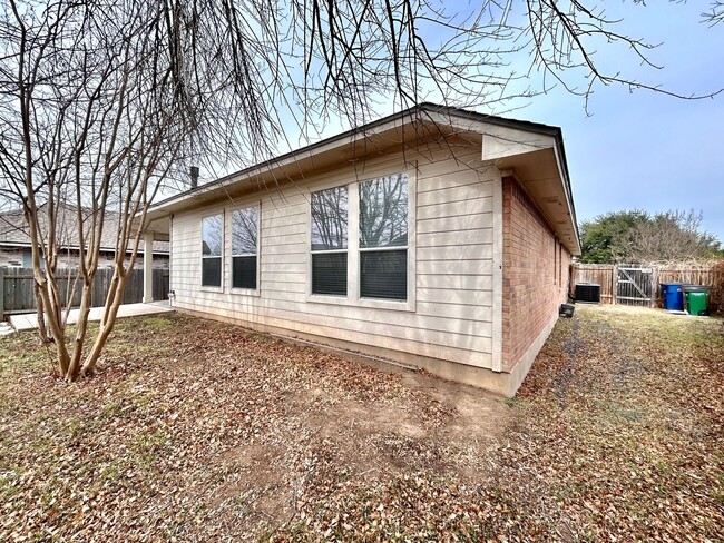 Building Photo - Warm & Cozy 3 Bed / 2 Bath Home with Fenced Yard and 2-Car Garage