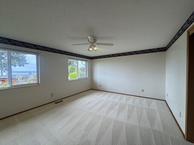 Building Photo - Stunning Three Bedroom With Amazing Views!