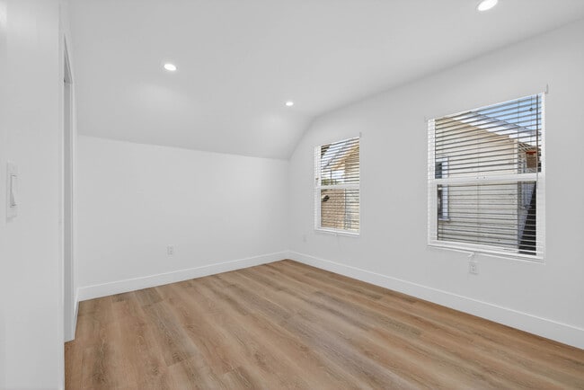 Building Photo - 678 E 45th St