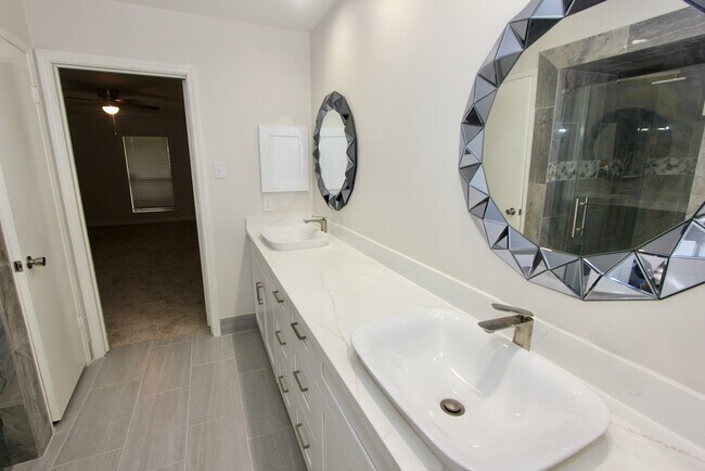 Building Photo - 3015 Green Fields Dr