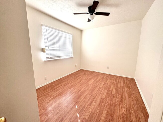 Building Photo - 8225 Gladstone St