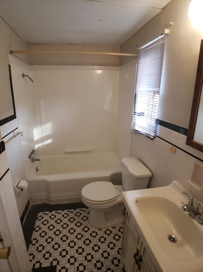 Building Photo - 1018 Summit St