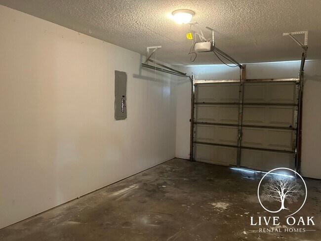 Building Photo - MOVE IN SPECIAL: $500 OFF 1ST FULL MONTH'S RENT!**
