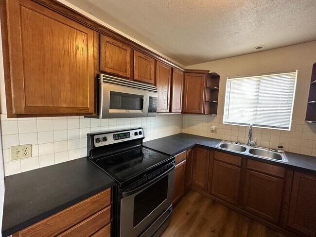 Building Photo - Versatile 3-bedroom, 1.5-bath Home Available in OKC!