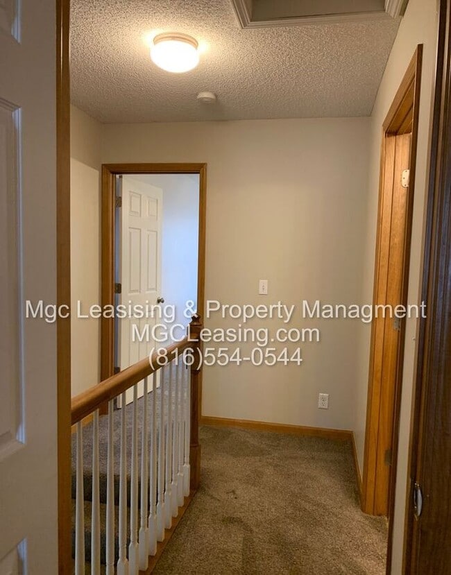 Building Photo - Experience the Lee's Summit Lifestyle in your spacious townhome!