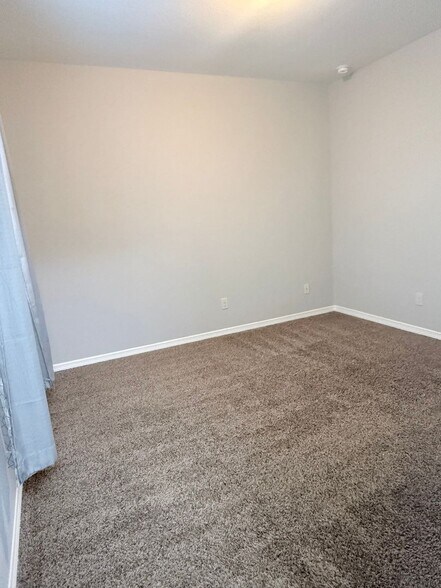 Building Photo - 2010 Silver Moon Dr