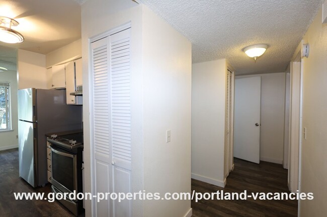 Building Photo - $1,395.00 - NE Fremont St - 2 bedroom cond...