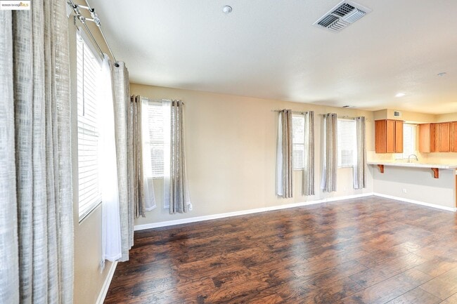 Building Photo - 220 Whispering Oaks Ct